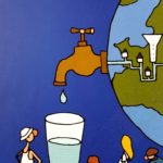 Une carte postale sur laquelle la planete terre distribue de l'eau via un robinet et c'est inscrit "buvez-la sans hésiter, elle est contrôlée"