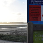 Le long de la baie de Saint-Michel-en-Grève, des panneaux de signalisation alertent sur les algues vertes. © Aurélien Defer