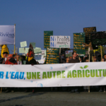 Manifestation contre l’inefficacité des mesures contre les marées vertes, à Hillion, dans la baie de Saint-Brieuc, 27 septembre 2009.