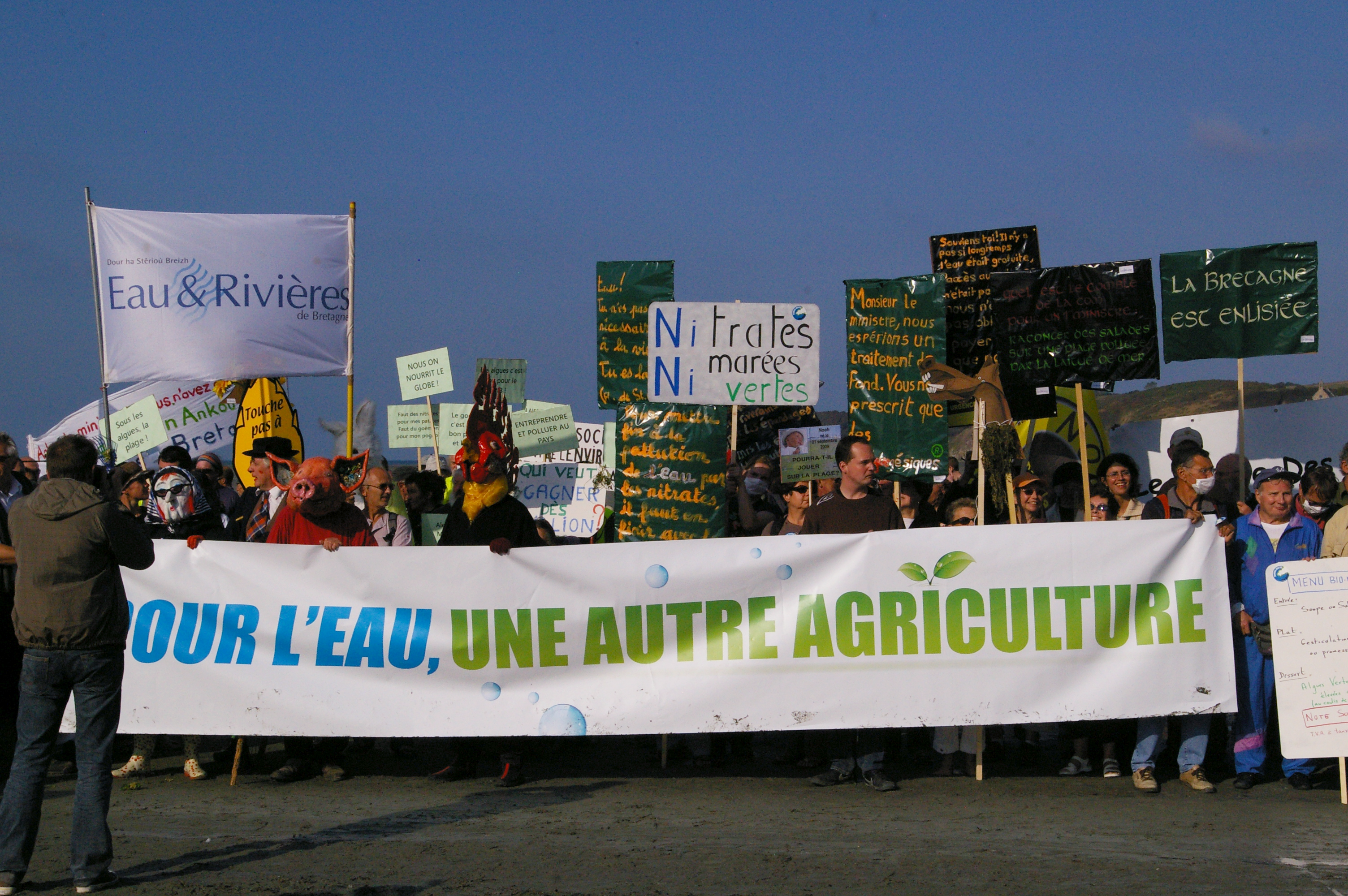 Manifestation contre l’inefficacité des mesures contre les marées vertes, à Hillion, dans la baie de Saint-Brieuc, 27 septembre 2009.